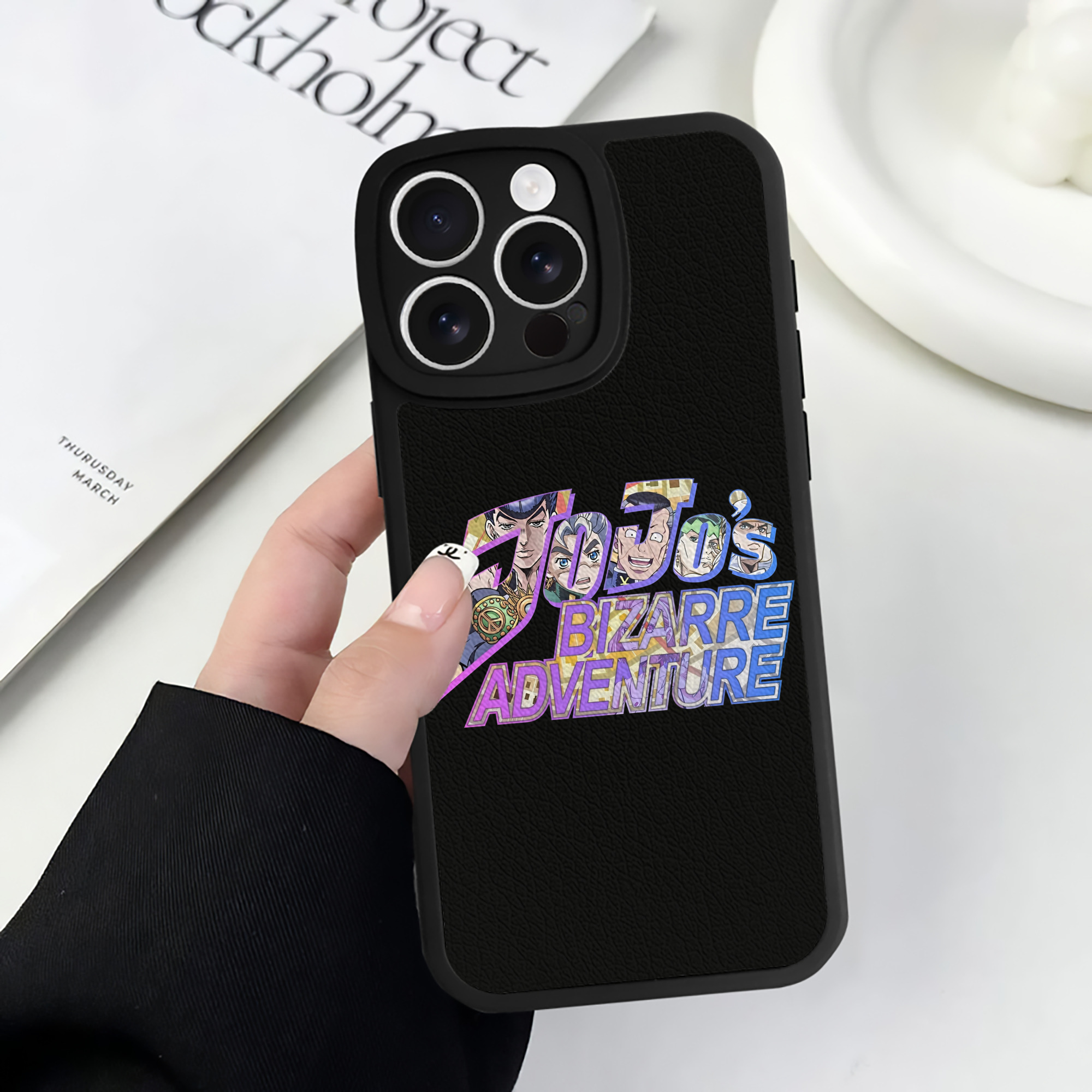 （画像用） ジョジョの奇妙な冒険 JoJo's Bizarre Adventure 【iPhone 16シリーズ対応】シリコンスマホケース（レザー調） 材質：シリコン